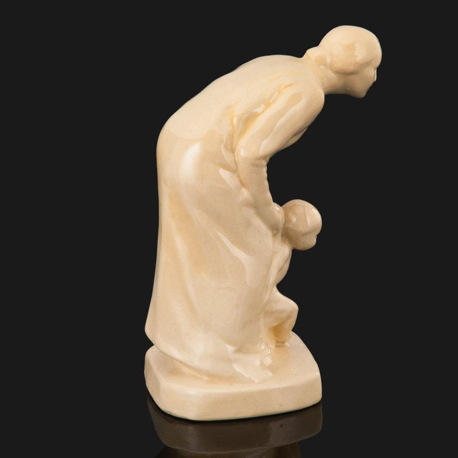 Скульптура "Первые шаги" ("Les premiers pas"), автор  Victor Voets (1882-1950 гг.)
