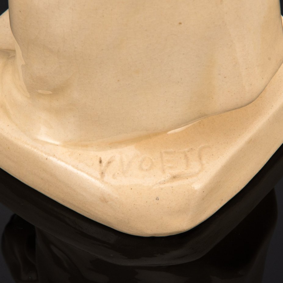 Скульптура "Первые шаги" ("Les premiers pas"), автор  Victor Voets (1882-1950 гг.)