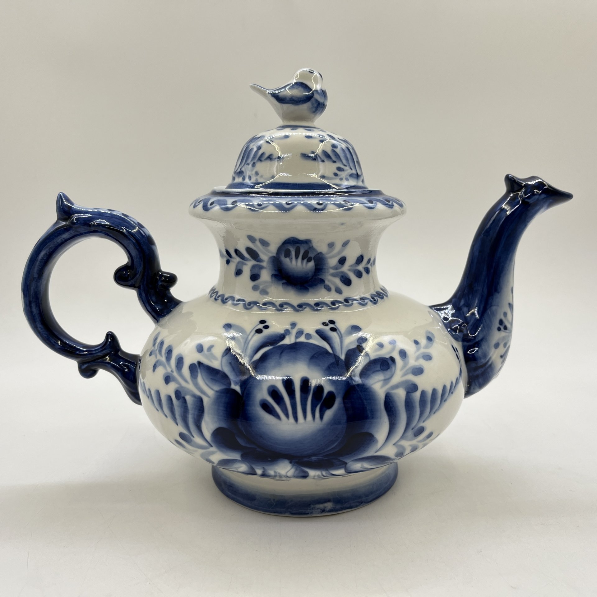 Чайник с рельефным декором и флоральной росписью, фарфор, роспись, Объединение «Гжель», Россия, 1991-2010 гг.