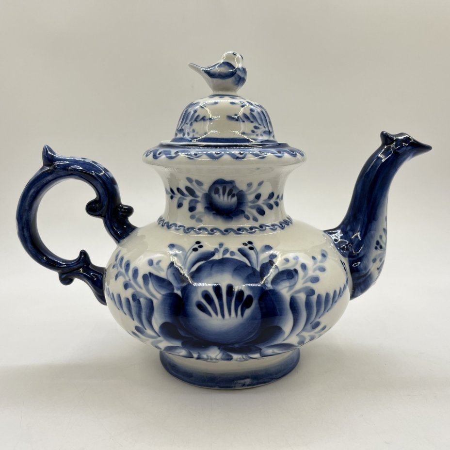 Чайник с рельефным декором и флоральной росписью, фарфор, роспись, Объединение «Гжель», Россия, 1991-2010 гг.