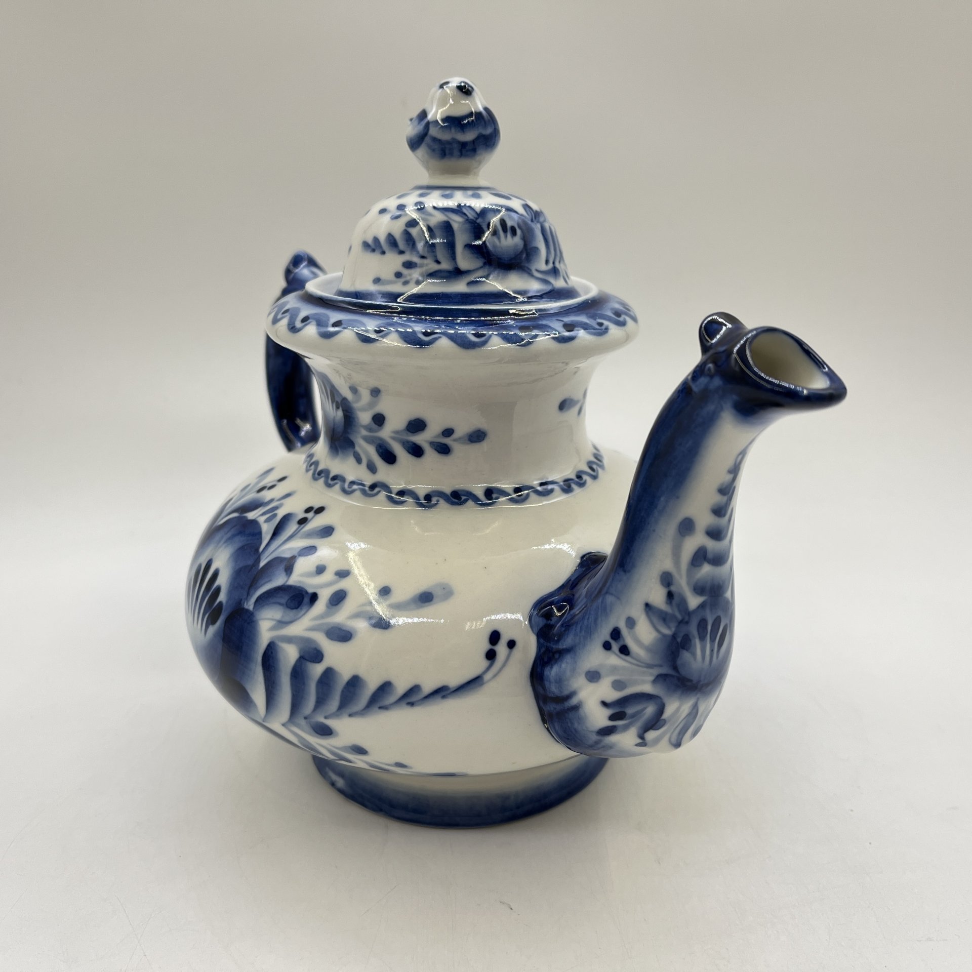 Чайник с рельефным декором и флоральной росписью, фарфор, роспись, Объединение «Гжель», Россия, 1991-2010 гг.