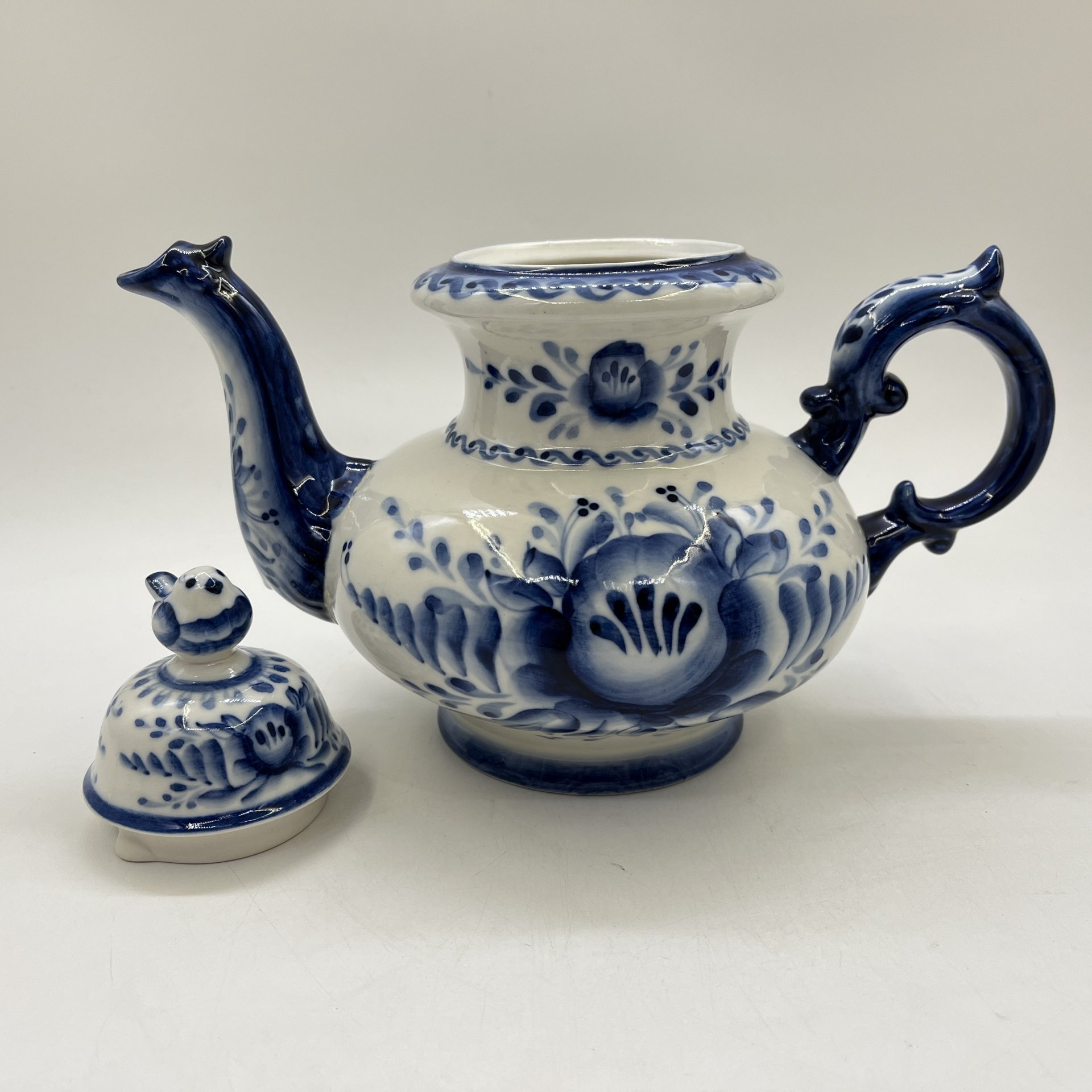 Чайник с рельефным декором и флоральной росписью, фарфор, роспись, Объединение «Гжель», Россия, 1991-2010 гг.