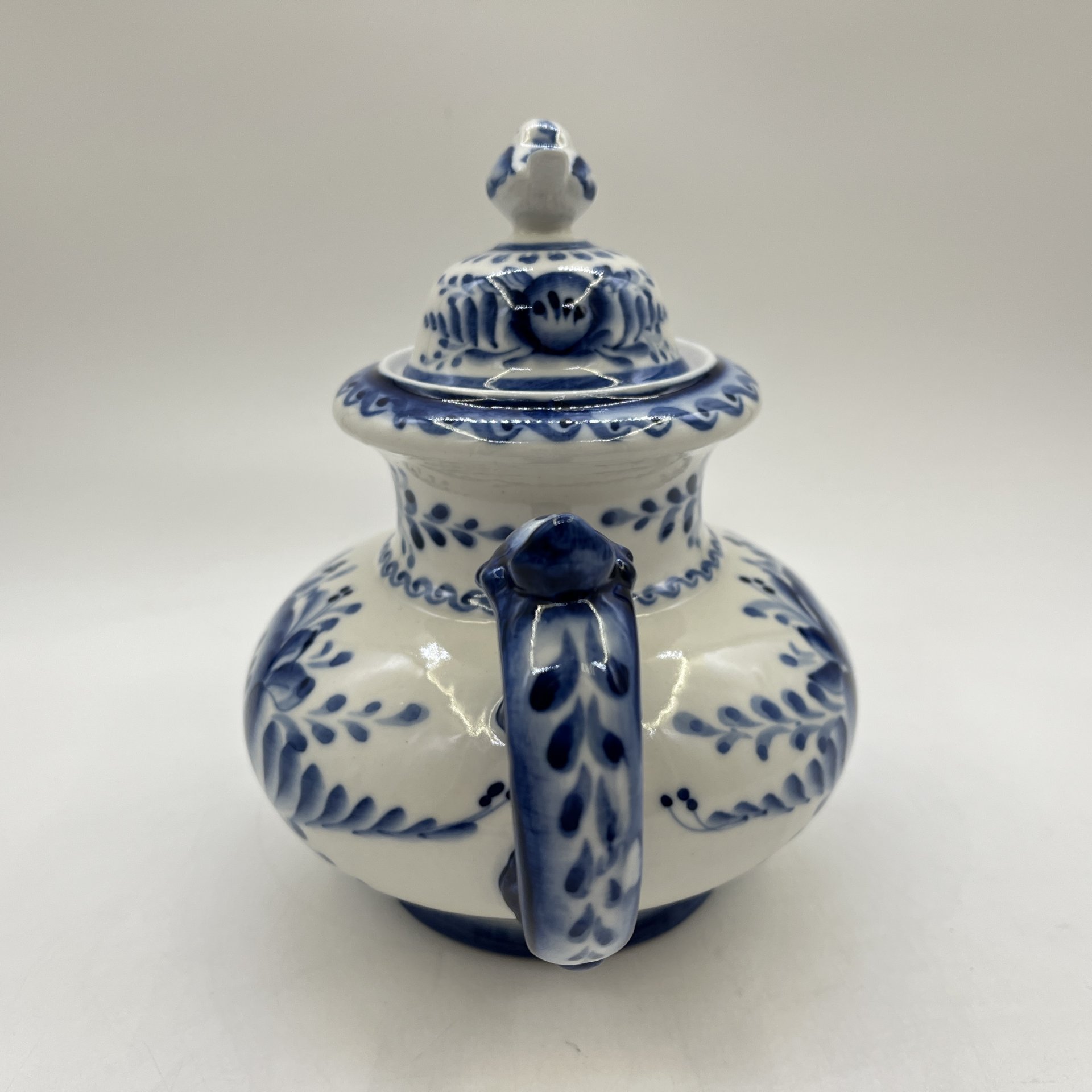 Чайник с рельефным декором и флоральной росписью, фарфор, роспись, Объединение «Гжель», Россия, 1991-2010 гг.