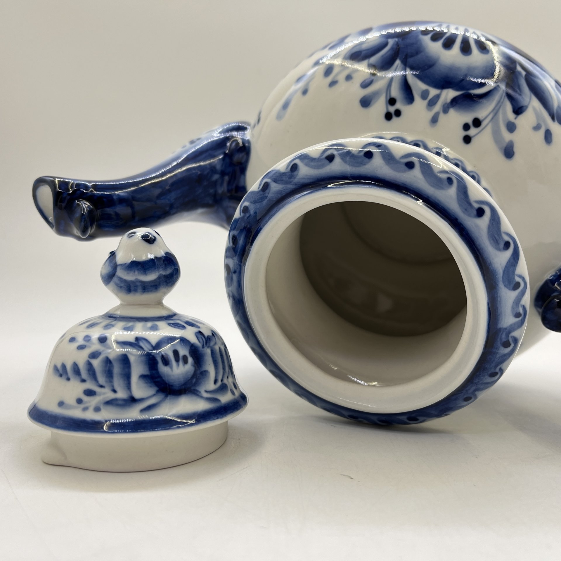 Чайник с рельефным декором и флоральной росписью, фарфор, роспись, Объединение «Гжель», Россия, 1991-2010 гг.