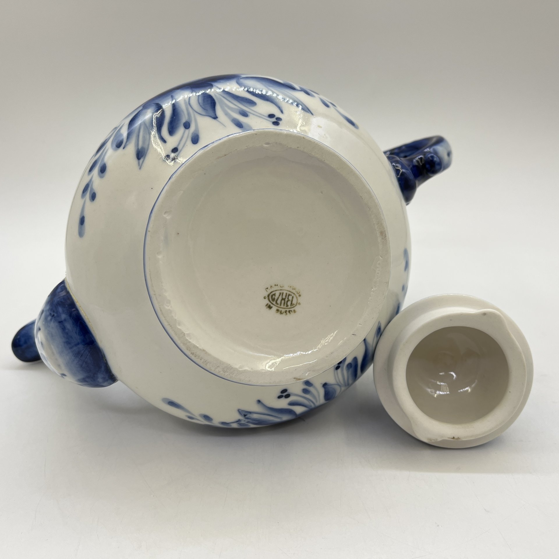 Чайник с рельефным декором и флоральной росписью, фарфор, роспись, Объединение «Гжель», Россия, 1991-2010 гг.