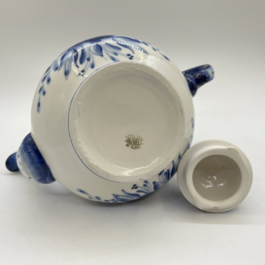 Чайник с рельефным декором и флоральной росписью, фарфор, роспись, Объединение «Гжель», Россия, 1991-2010 гг.