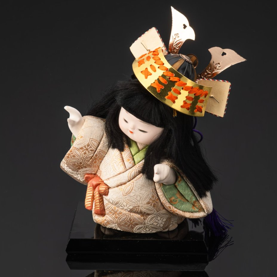Кукла гогацу-нингё  "Золотой мальчик-самурай Кинтаро (金太郎)" на подставке, прессованные опилки дерева павлонии, гофун, роспись, текстиль, пресс-папье, Япония