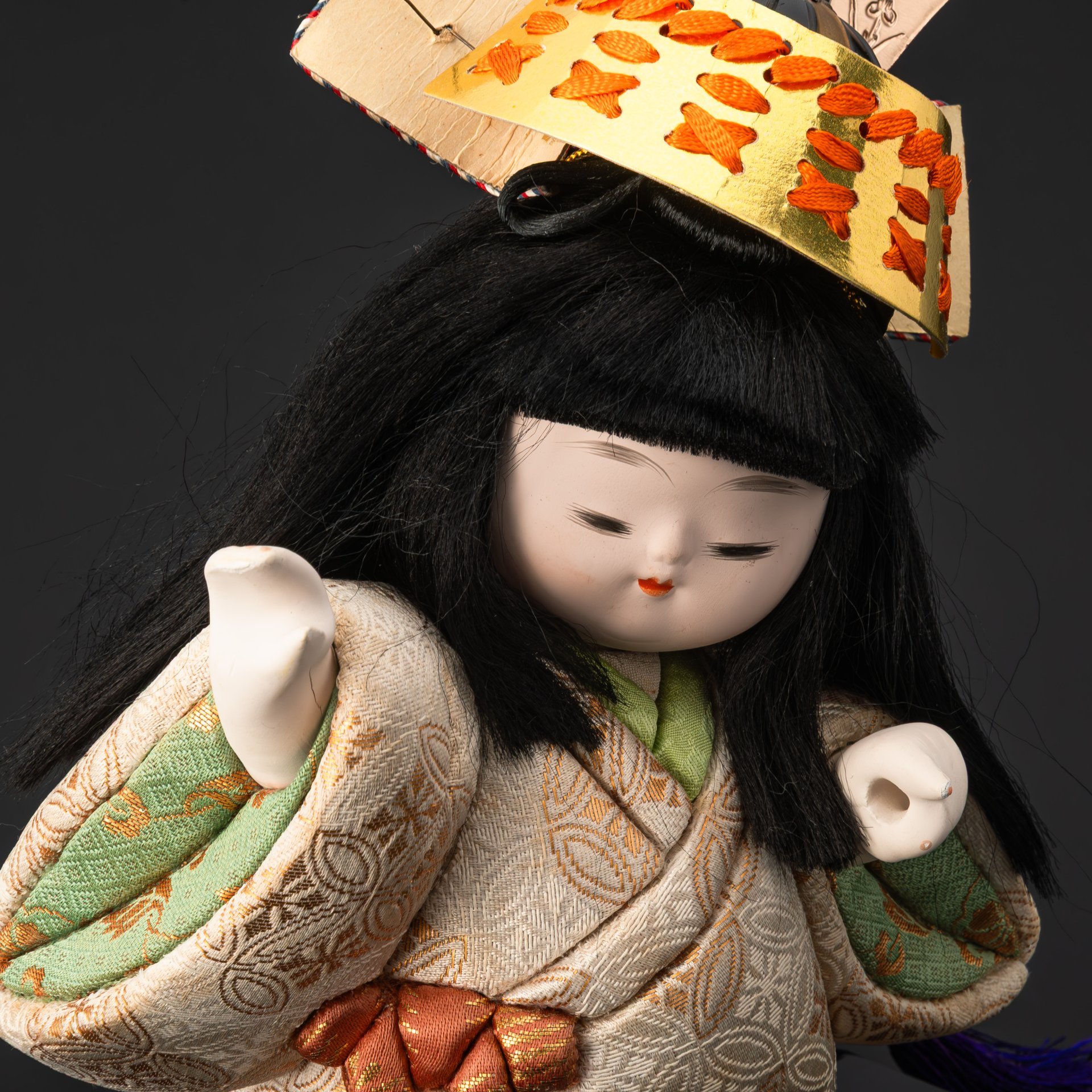 Кукла гогацу-нингё  "Золотой мальчик-самурай Кинтаро (金太郎)" на подставке, прессованные опилки дерева павлонии, гофун, роспись, текстиль, пресс-папье, Япония