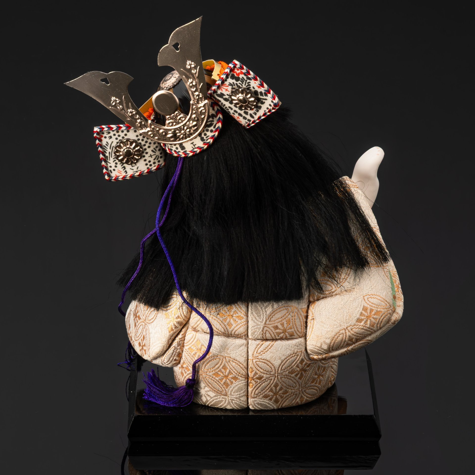 Кукла гогацу-нингё  "Золотой мальчик-самурай Кинтаро (金太郎)" на подставке, прессованные опилки дерева павлонии, гофун, роспись, текстиль, пресс-папье, Япония