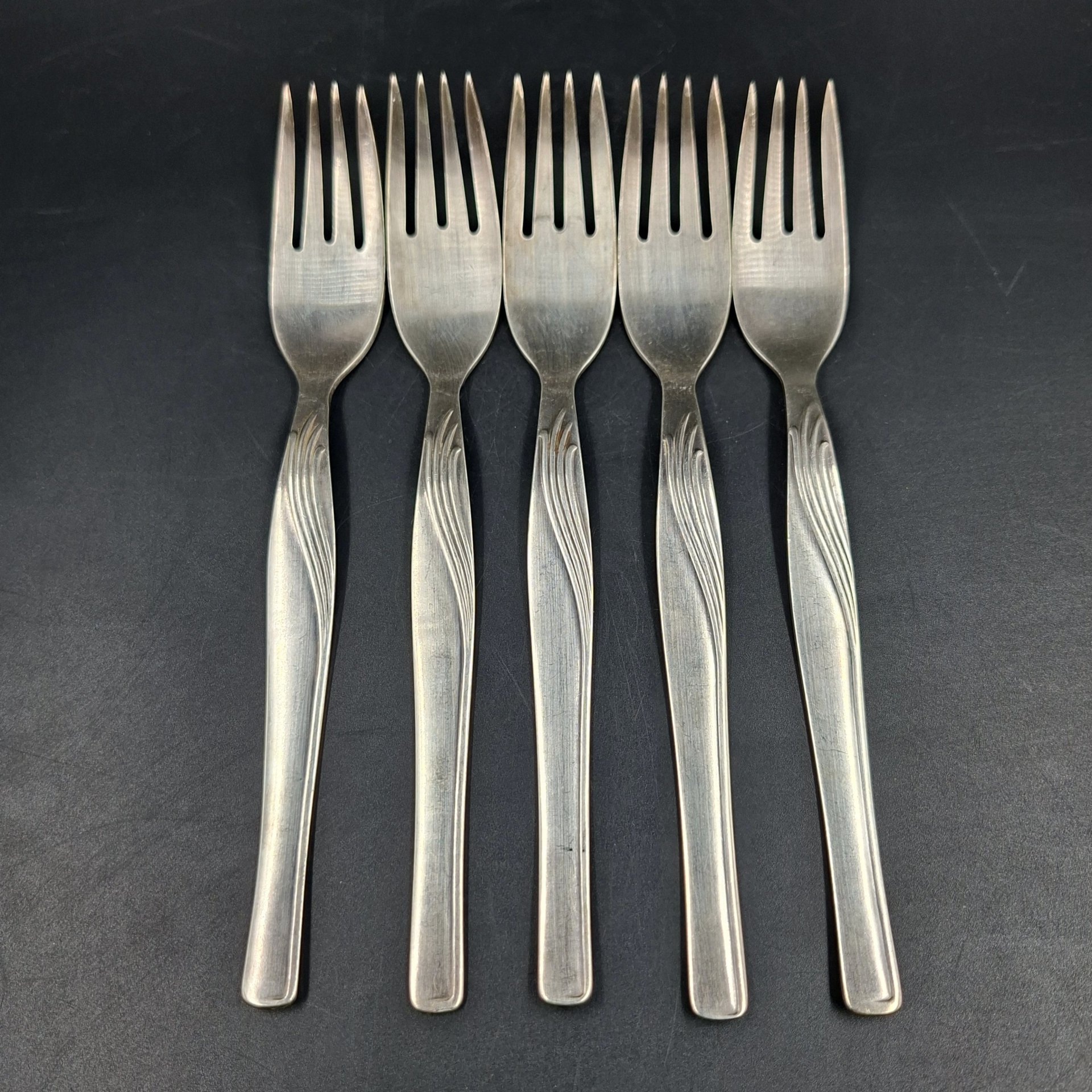 Набор из пяти столовых вилок с фигурными рукоятями, мНЦ (медь-никель-цинк), Павловский завод художественных металлоизделий им. С.М. Кирова, СССР, 1960-1990 гг.