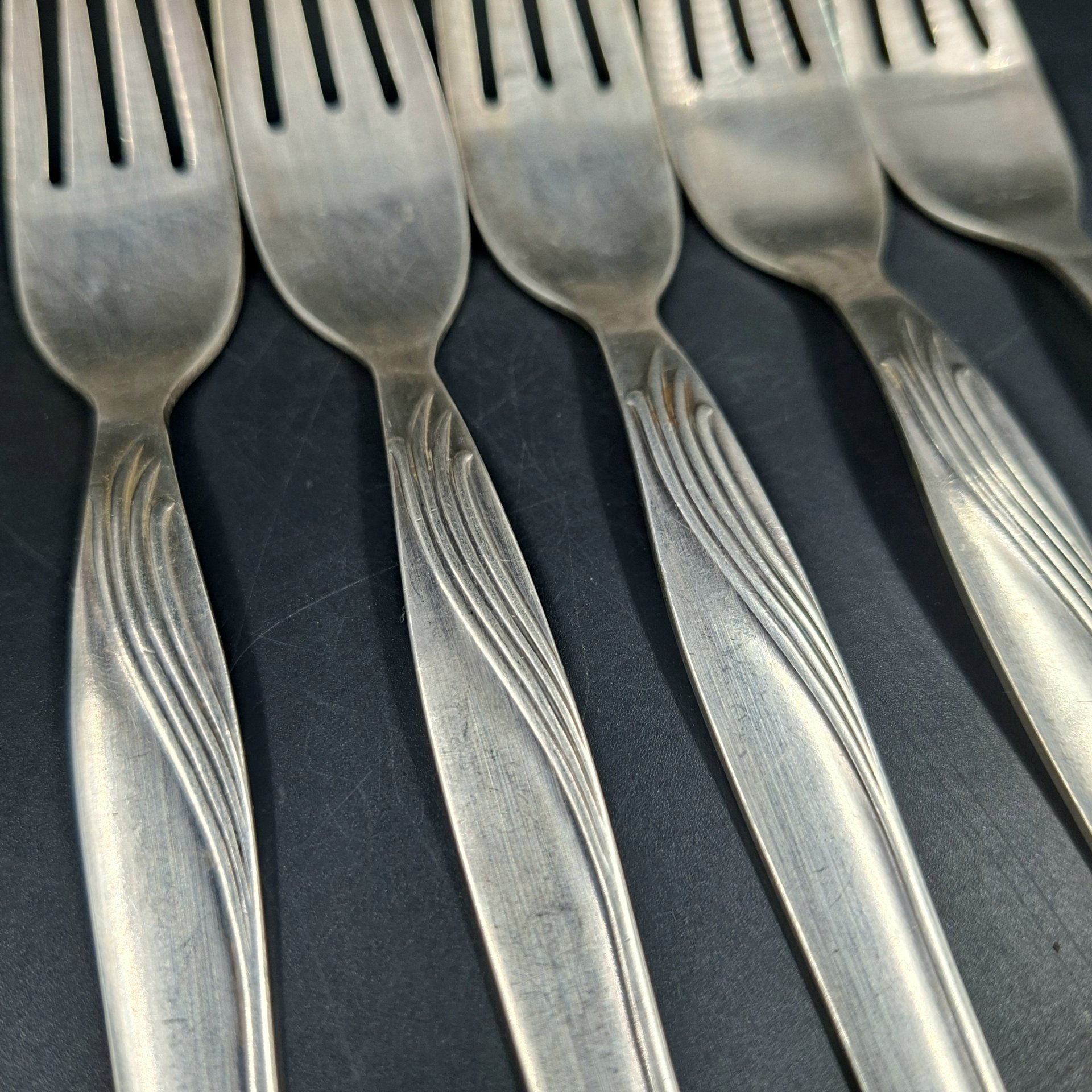 Набор из пяти столовых вилок с фигурными рукоятями, мНЦ (медь-никель-цинк), Павловский завод художественных металлоизделий им. С.М. Кирова, СССР, 1960-1990 гг.