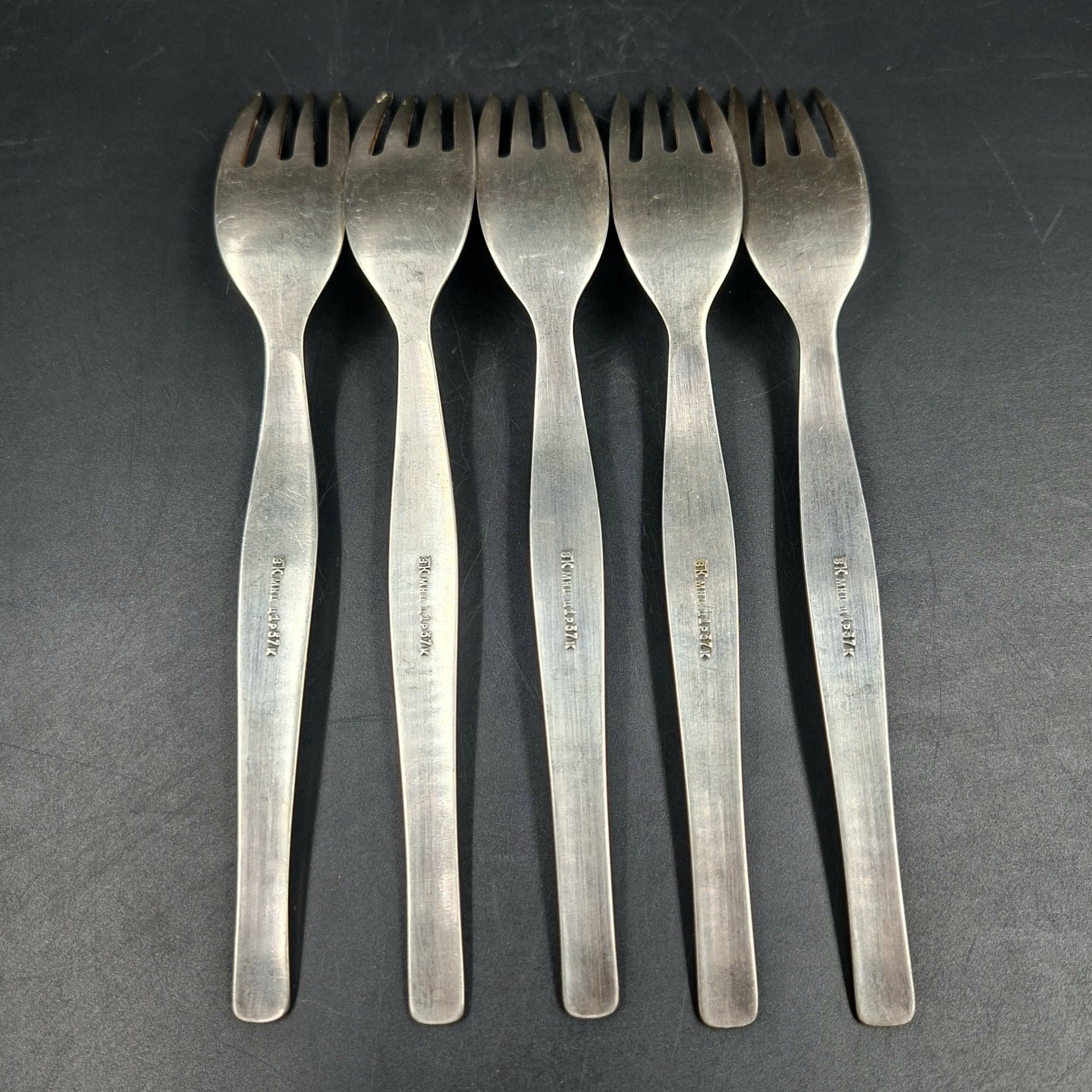 Набор из пяти столовых вилок с фигурными рукоятями, мНЦ (медь-никель-цинк), Павловский завод художественных металлоизделий им. С.М. Кирова, СССР, 1960-1990 гг.