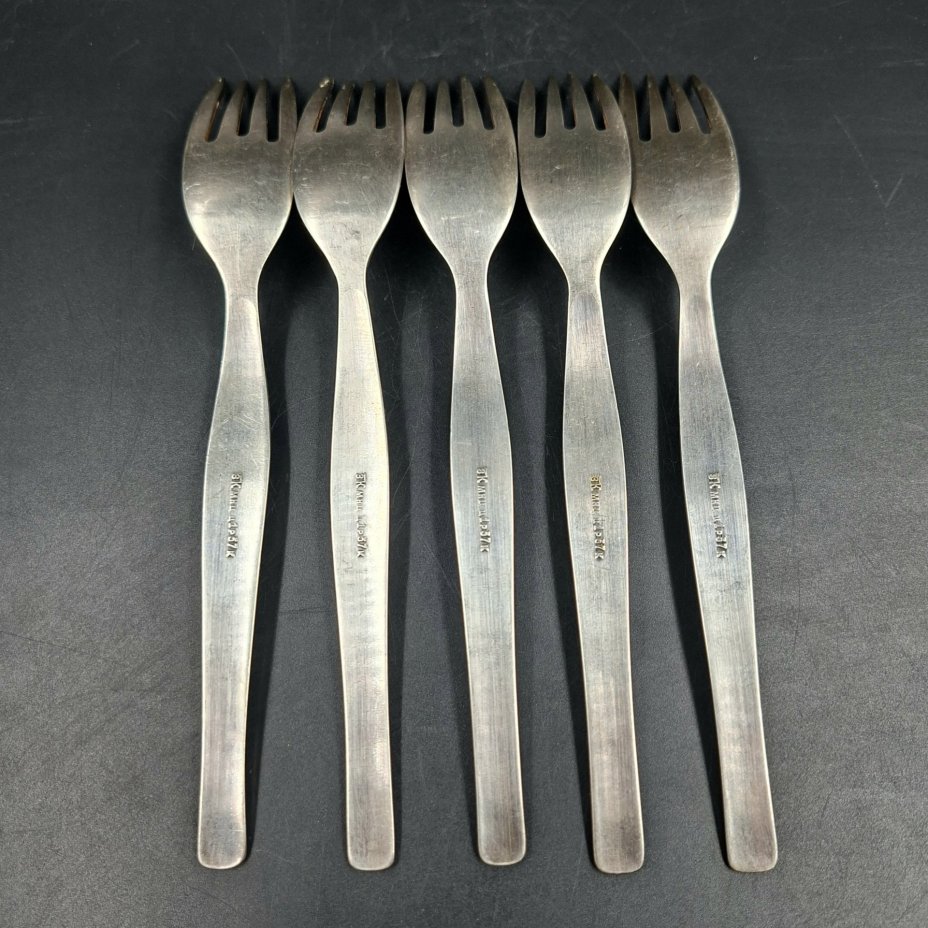 Набор из пяти столовых вилок с фигурными рукоятями, мНЦ (медь-никель-цинк), Павловский завод художественных металлоизделий им. С.М. Кирова, СССР, 1960-1990 гг.