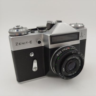 Фотоаппарат "Зенит-Е" с олимпийской символикой, объективом "Индустар 50-2", в кофре, металл, стекло, кожа, пластик, Красногорский механический завод (КМЗ), СССР, 1979 г.