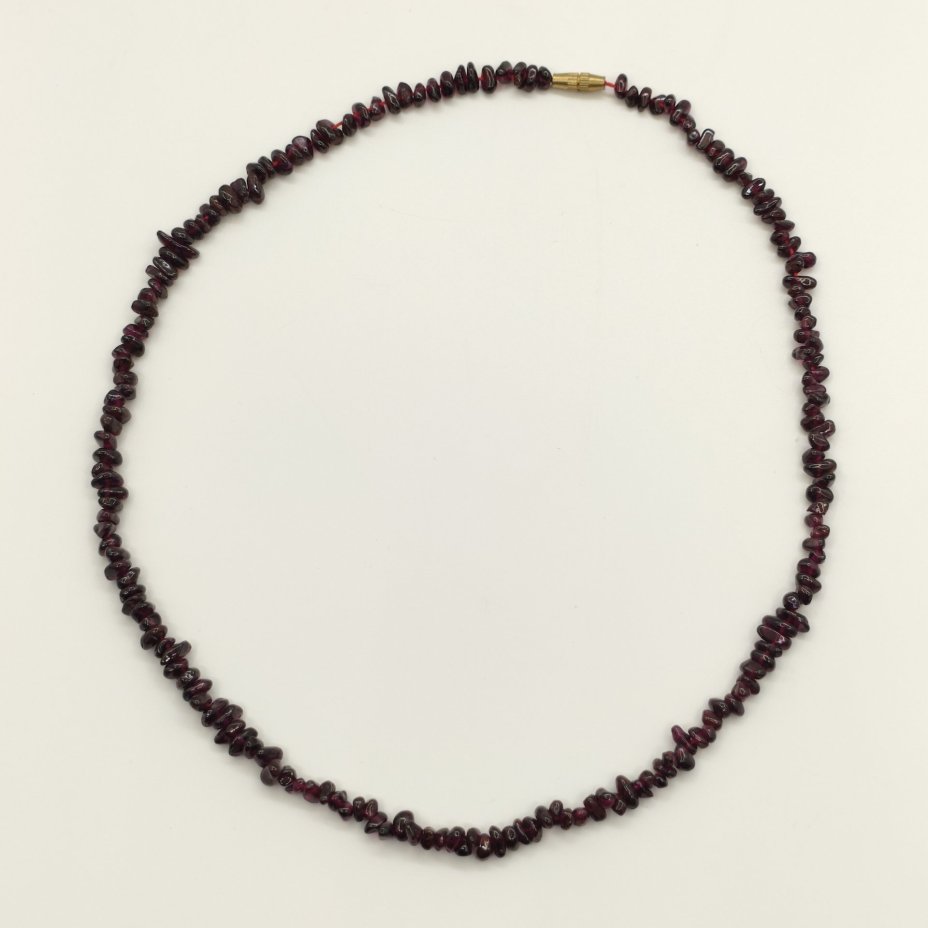 Бусы из камней различной формы винного оттенка
