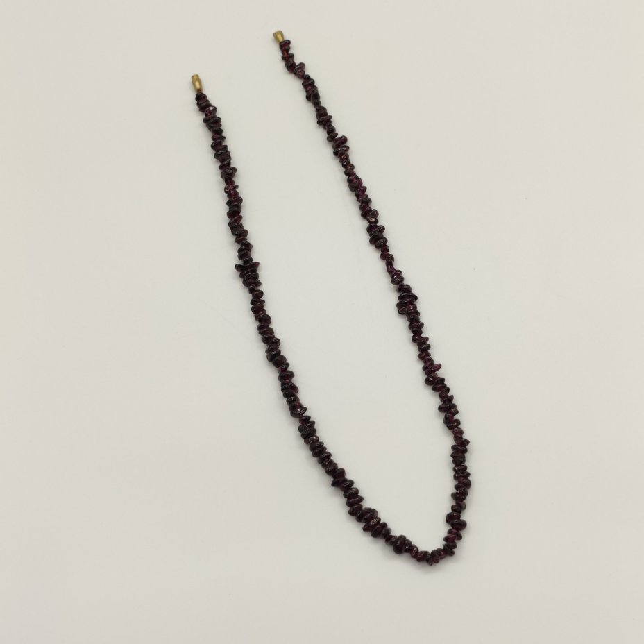 Бусы из камней различной формы винного оттенка
