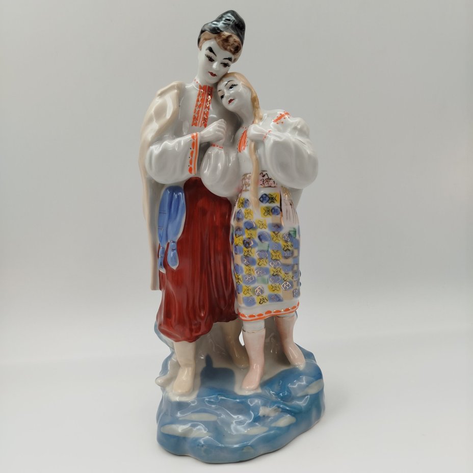 Статуэтка "Майская ночь", скульптор О.Л. Жникруп, фарфор, роспись, золочение, Полонский завод художественной керамики (Полонное ЗХК), СССР, 1973-1991 гг.