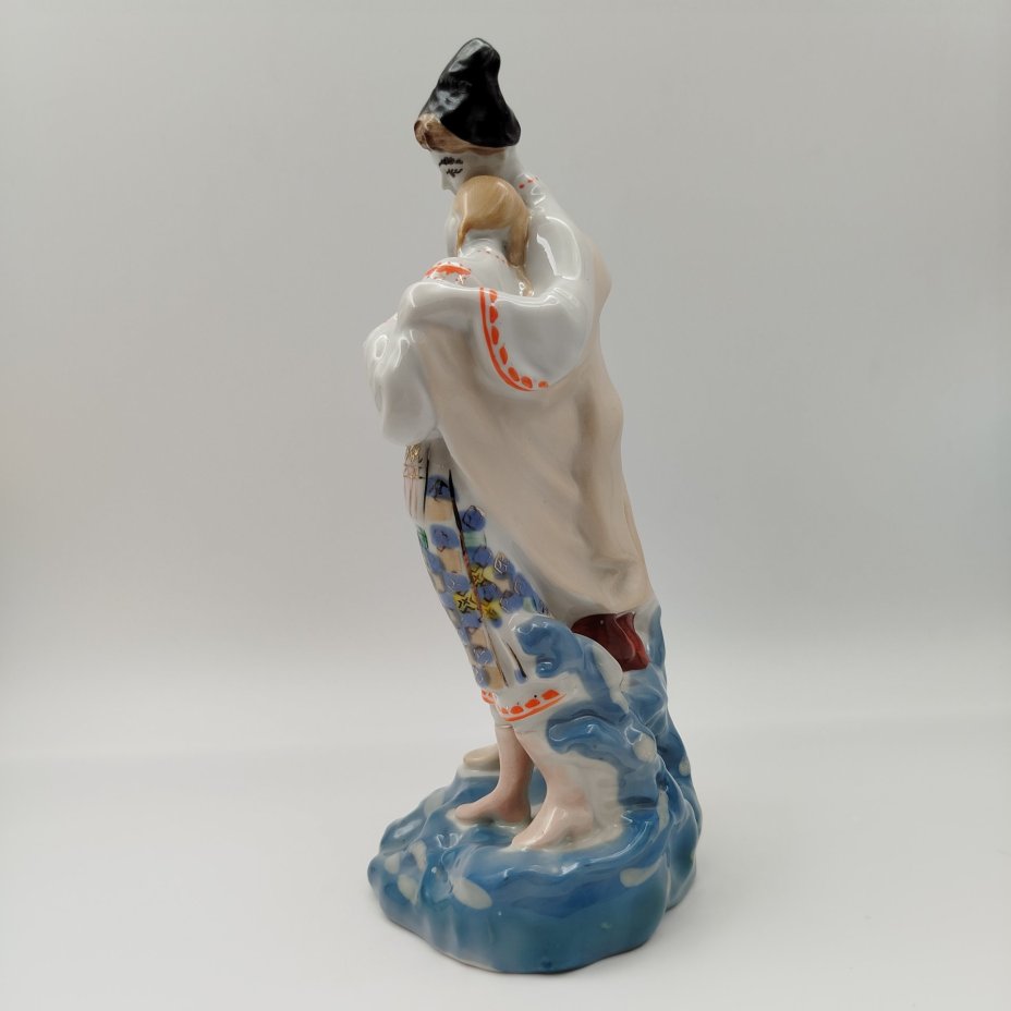 Статуэтка "Майская ночь", скульптор О.Л. Жникруп, фарфор, роспись, золочение, Полонский завод художественной керамики (Полонное ЗХК), СССР, 1973-1991 гг.