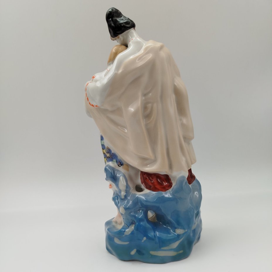 Статуэтка "Майская ночь", скульптор О.Л. Жникруп, фарфор, роспись, золочение, Полонский завод художественной керамики (Полонное ЗХК), СССР, 1973-1991 гг.