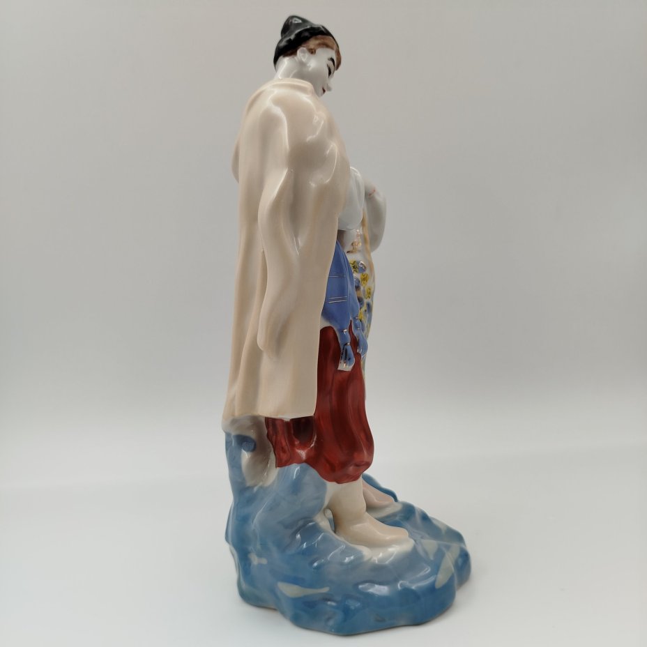 Статуэтка "Майская ночь", скульптор О.Л. Жникруп, фарфор, роспись, золочение, Полонский завод художественной керамики (Полонное ЗХК), СССР, 1973-1991 гг.