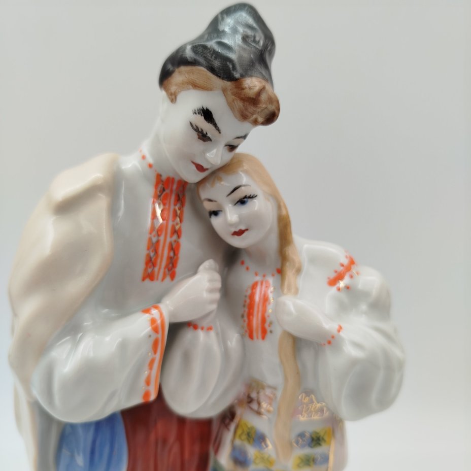 Статуэтка "Майская ночь", скульптор О.Л. Жникруп, фарфор, роспись, золочение, Полонский завод художественной керамики (Полонное ЗХК), СССР, 1973-1991 гг.