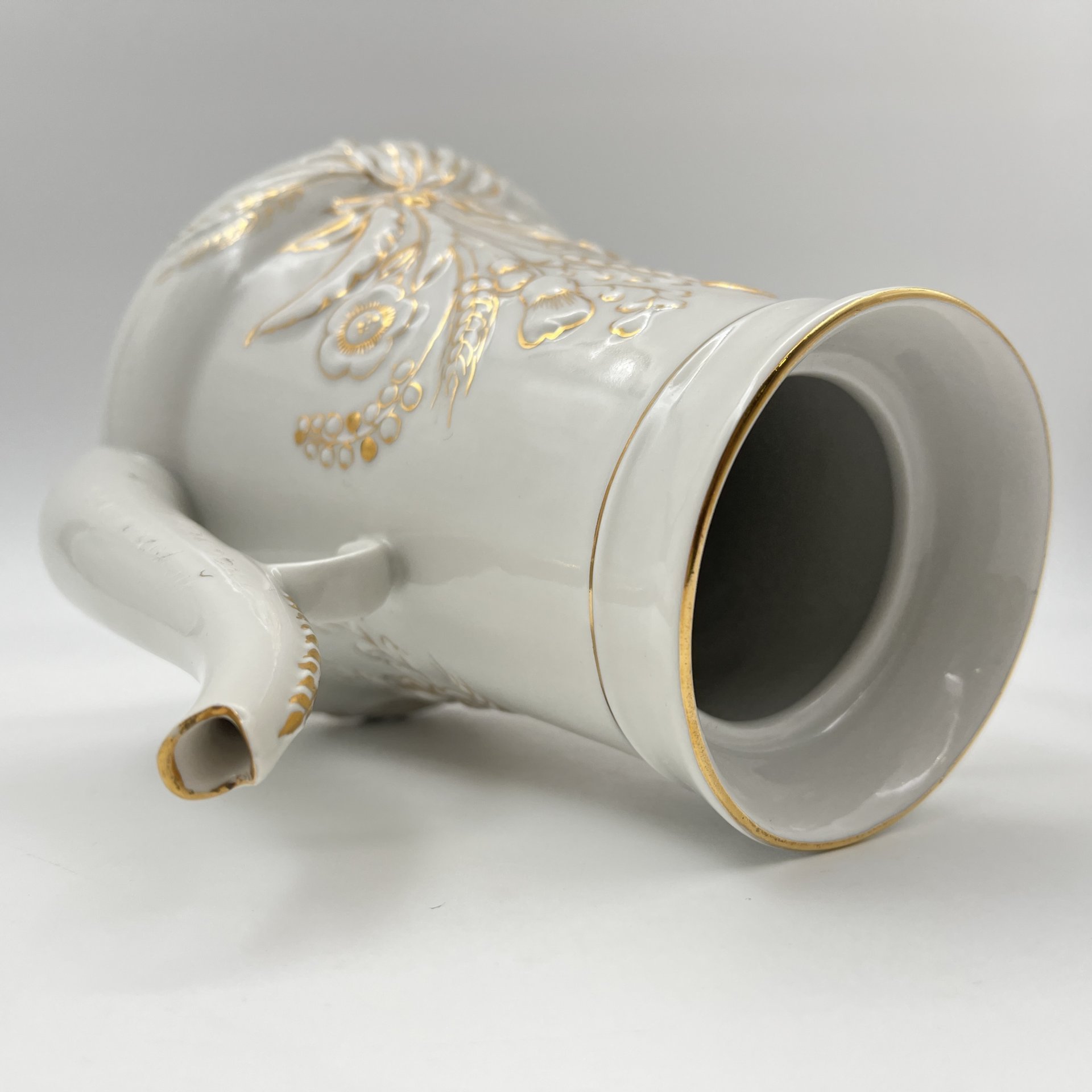 Кофейник "Золотой букет", автор формы и росписи Криммер Э.М.