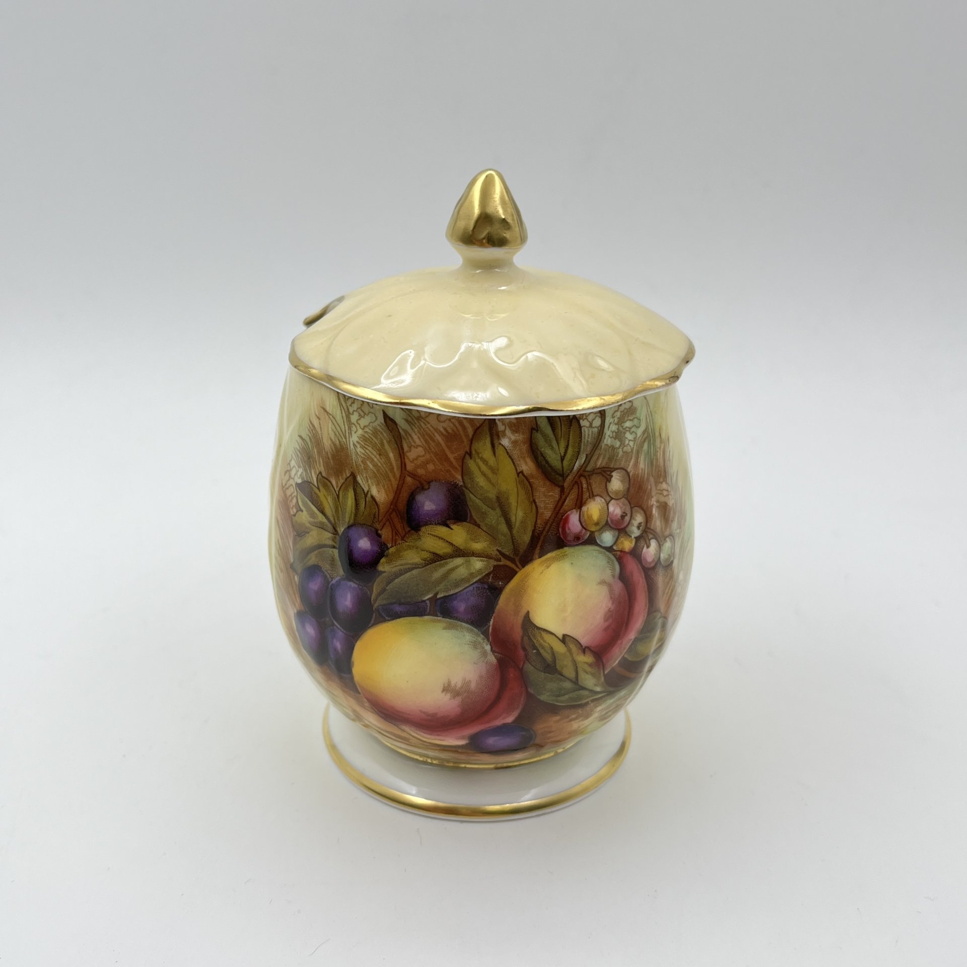 Баночка для варенья и желе, украшенная изображением ягод, узор "Orchard Fruit Gold", модель №1325, Aynsley, фарфор, деколь, крытье, золочение, Великобритания, 1950-1970 гг.