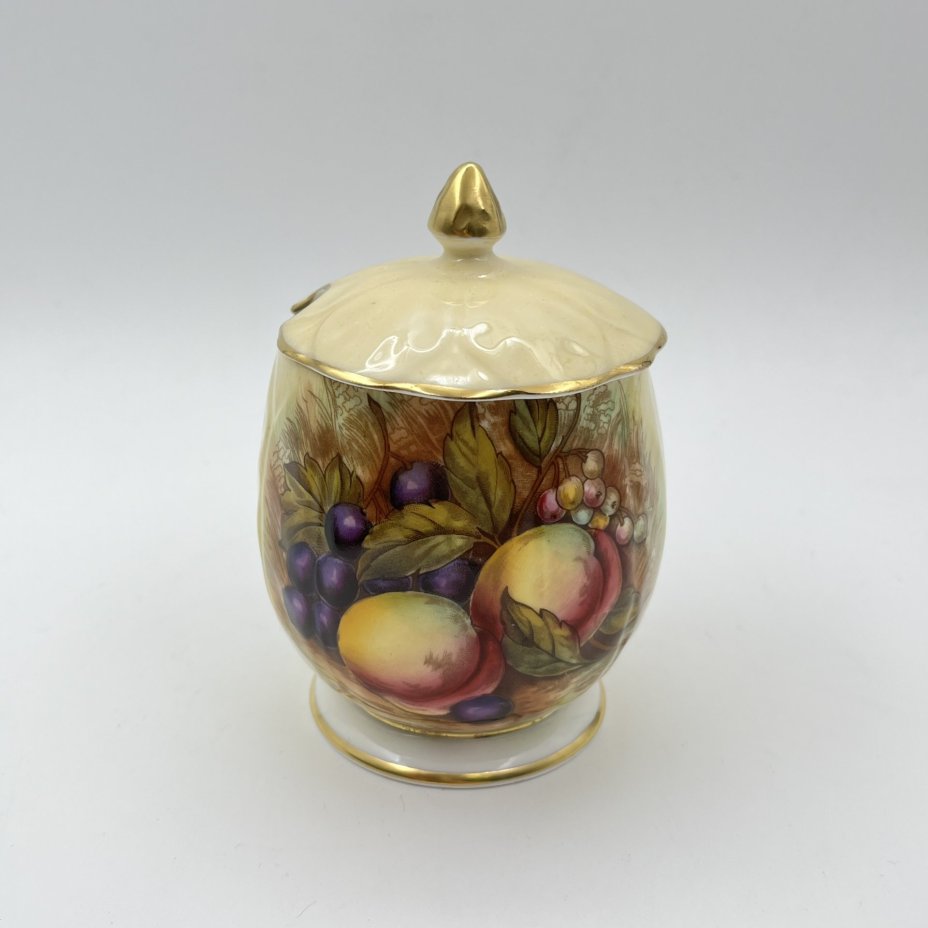 Баночка для варенья и желе, украшенная изображением ягод, узор "Orchard Fruit Gold", модель №1325, Aynsley, фарфор, деколь, крытье, золочение, Великобритания, 1950-1970 гг.