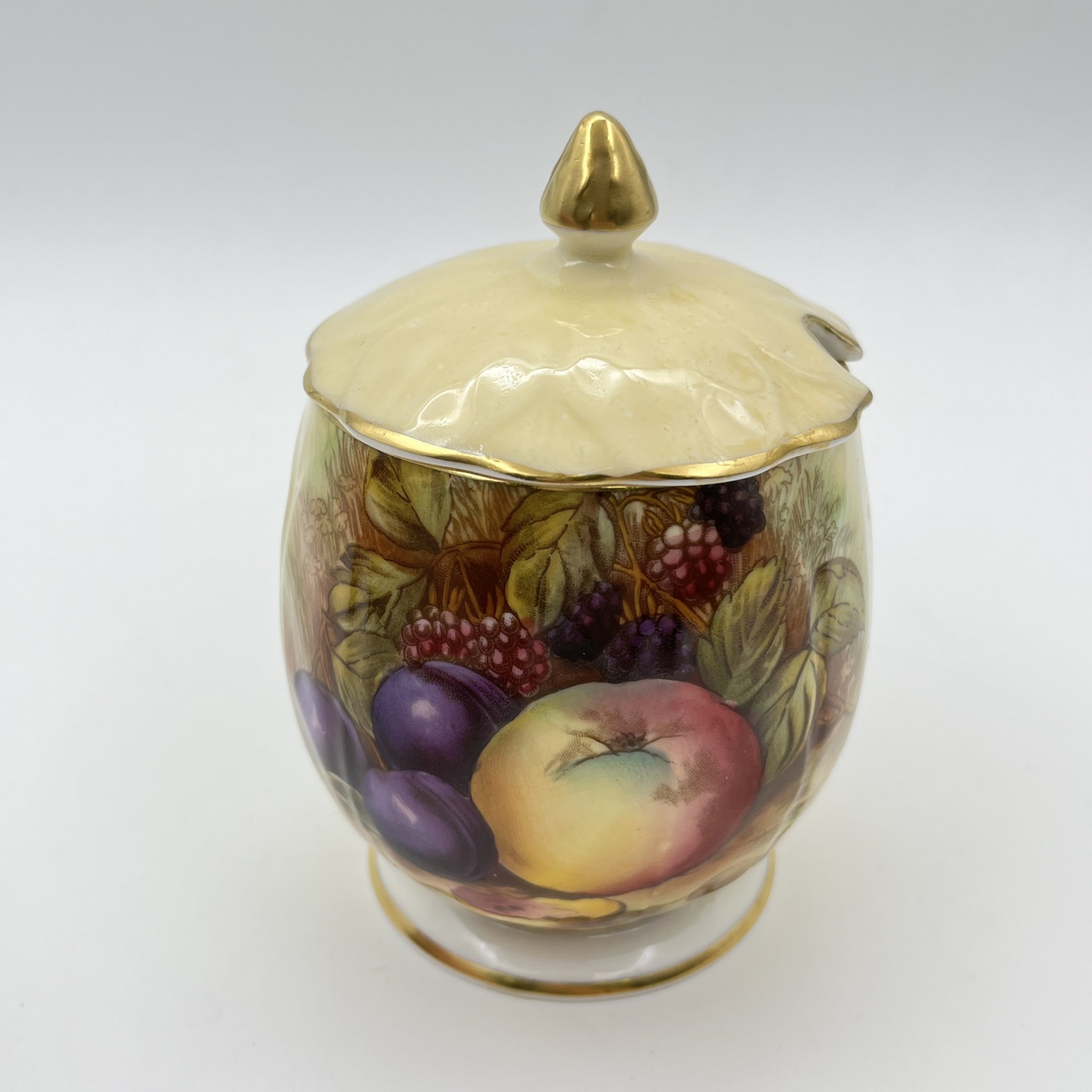 Баночка для варенья и желе, украшенная изображением ягод, узор "Orchard Fruit Gold", модель №1325, Aynsley, фарфор, деколь, крытье, золочение, Великобритания, 1950-1970 гг.