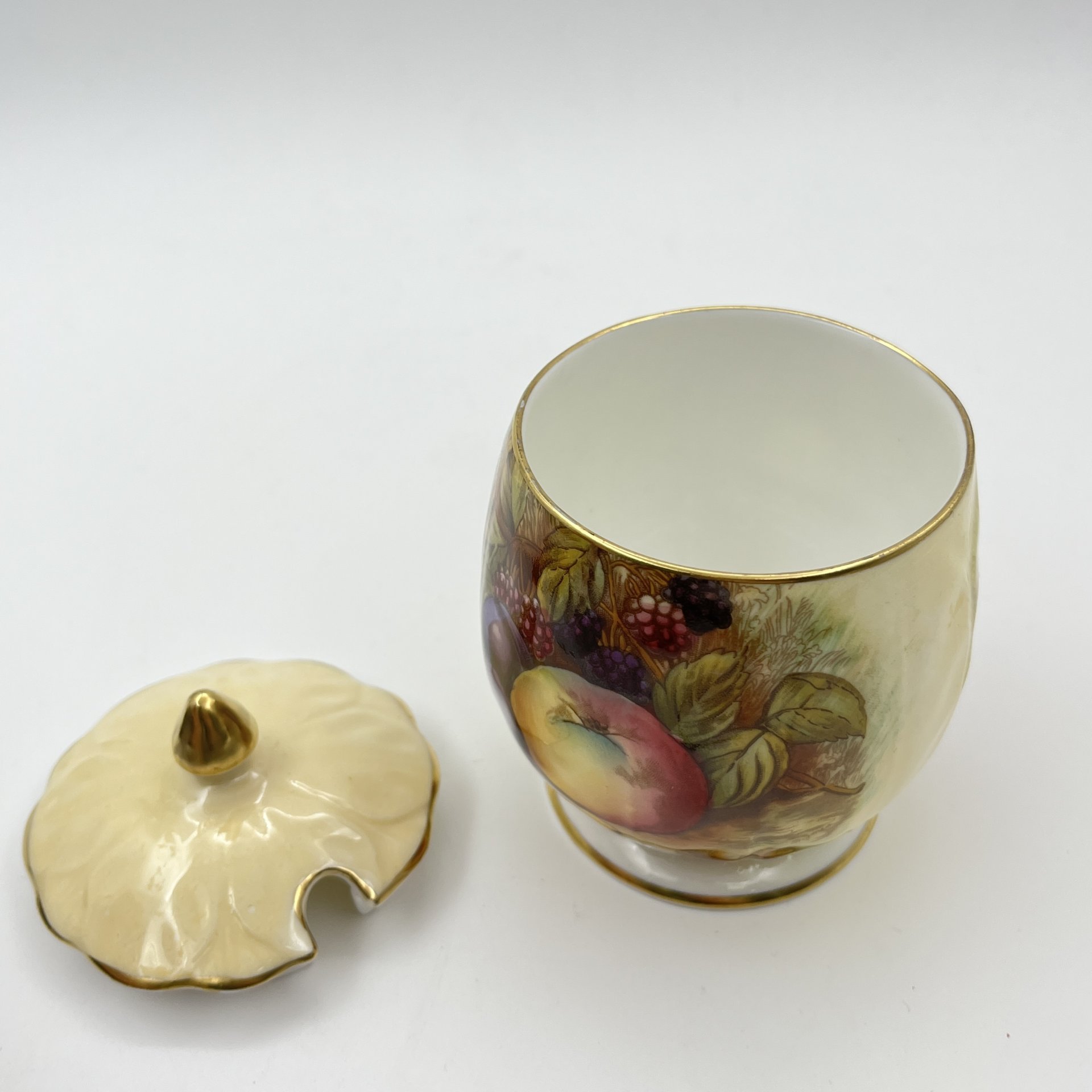 Баночка для варенья и желе, украшенная изображением ягод, узор "Orchard Fruit Gold", модель №1325, Aynsley, фарфор, деколь, крытье, золочение, Великобритания, 1950-1970 гг.