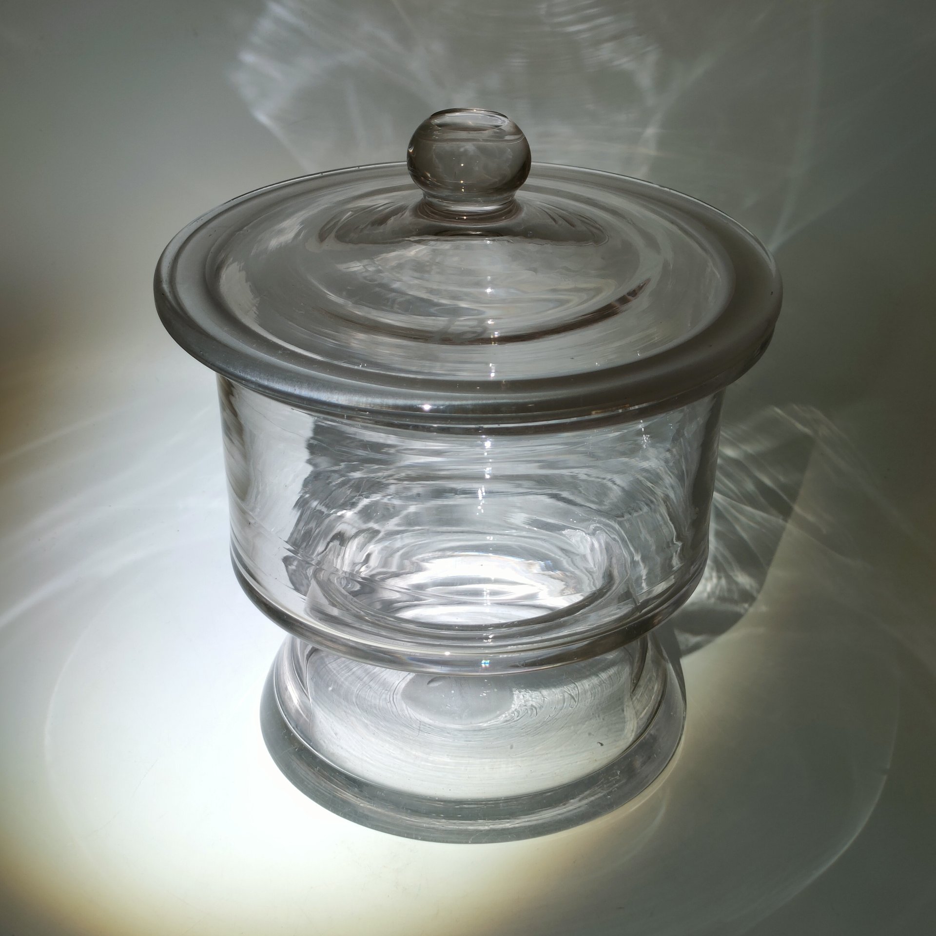 Бонбоньерка (ваза для десертов)  лаконичного дизайна с выгравированной цифрой 15, стекло, свечение зеленым цветом в УФ-лучах, Западная Европа, 1920-1950 гг.