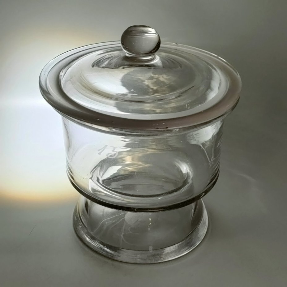 Бонбоньерка (ваза для десертов)  лаконичного дизайна с выгравированной цифрой 15