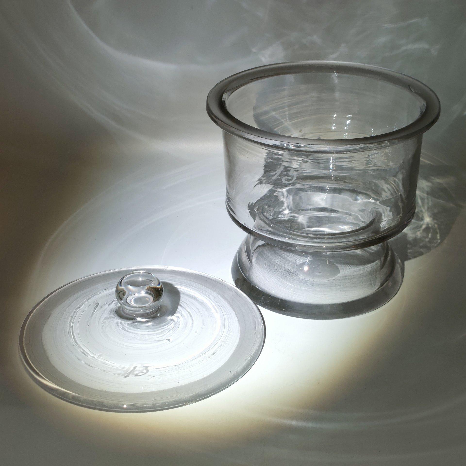 Бонбоньерка (ваза для десертов)  лаконичного дизайна с выгравированной цифрой 15, стекло, свечение зеленым цветом в УФ-лучах, Западная Европа, 1920-1950 гг.