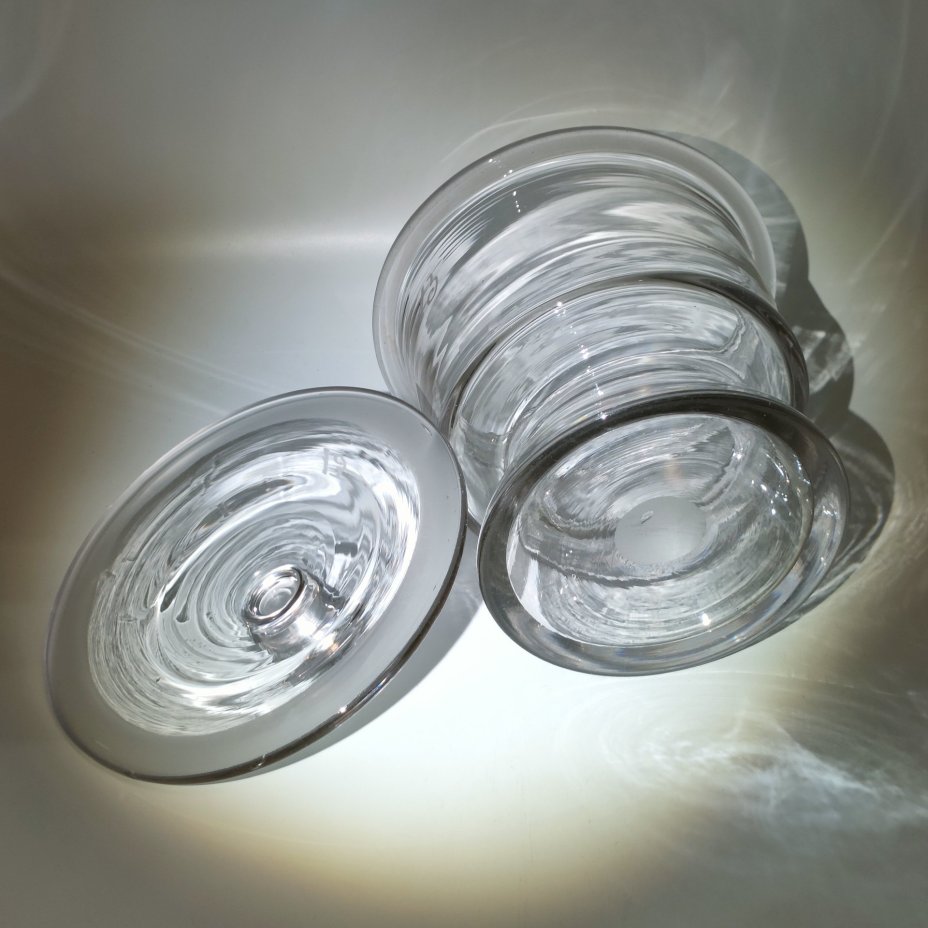 Бонбоньерка (ваза для десертов)  лаконичного дизайна с выгравированной цифрой 15