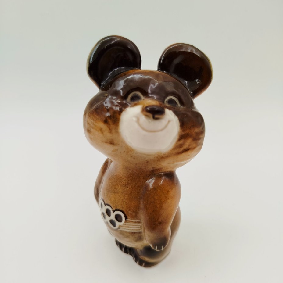 Статуэтка "Олимпийский мишка", скульптор П.П. Веселов, фарфор, аэрография, Ленинградский фарфоровый завод (ЛФЗ), СССР, 1980 г.