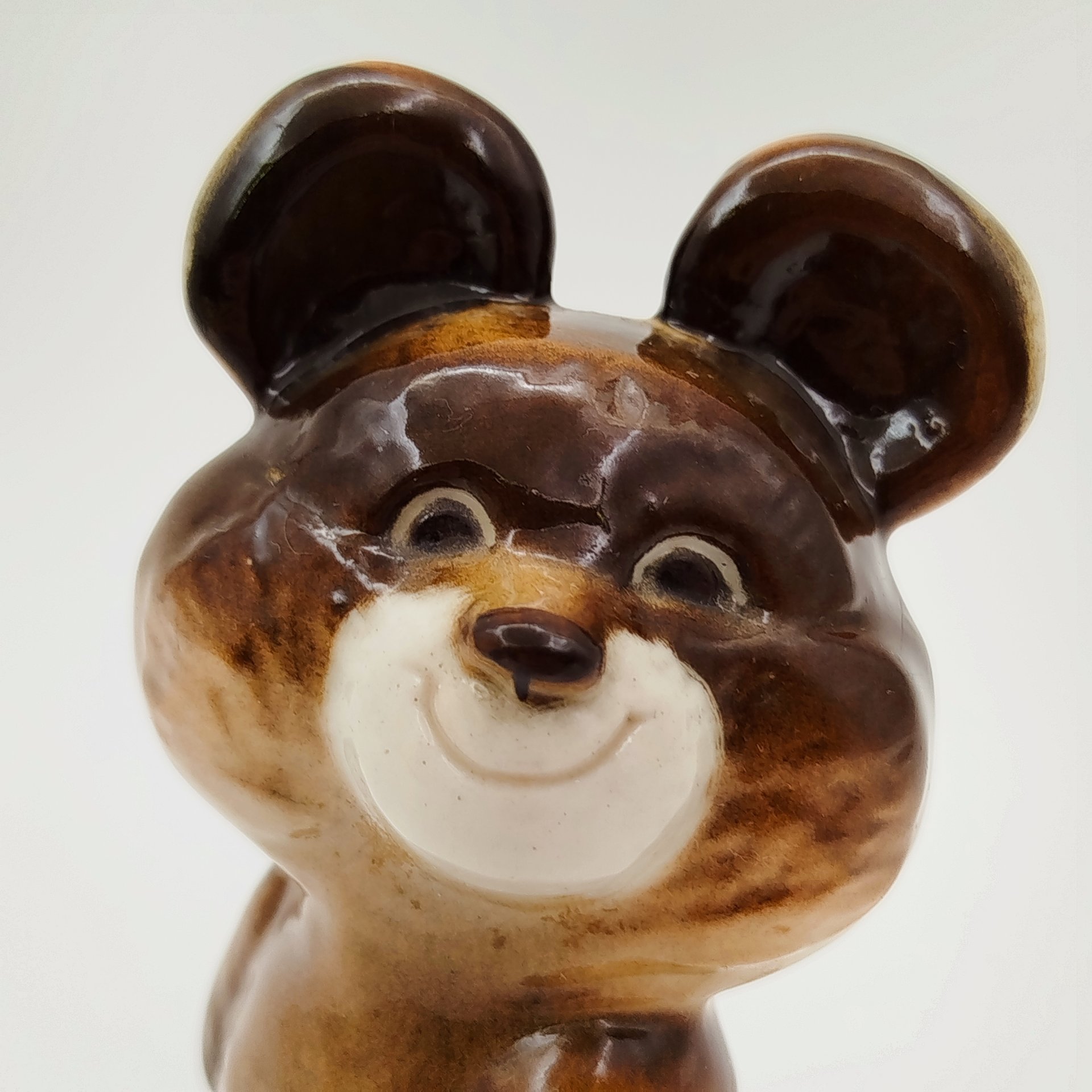 Статуэтка "Олимпийский мишка", скульптор П.П. Веселов, фарфор, аэрография, Ленинградский фарфоровый завод (ЛФЗ), СССР, 1980 г.