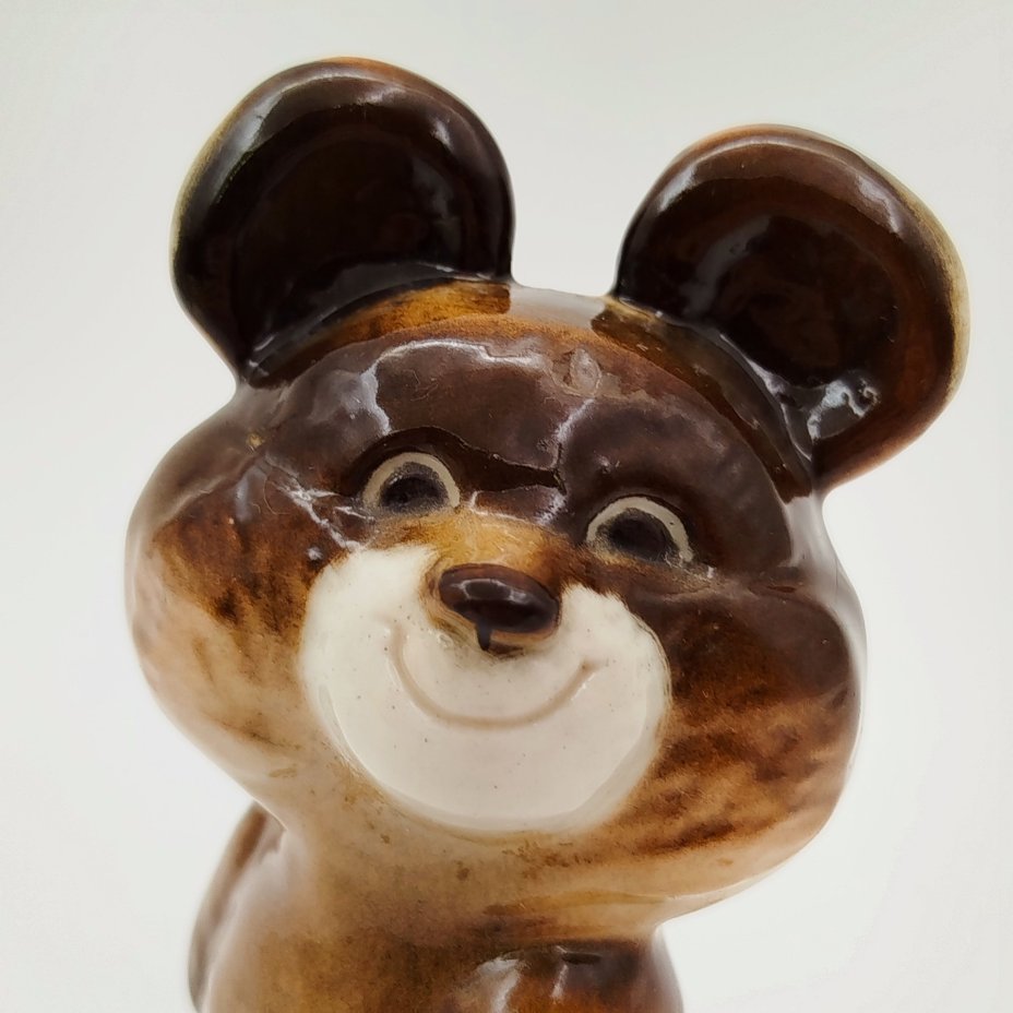 Статуэтка "Олимпийский мишка", скульптор П.П. Веселов, фарфор, аэрография, Ленинградский фарфоровый завод (ЛФЗ), СССР, 1980 г.