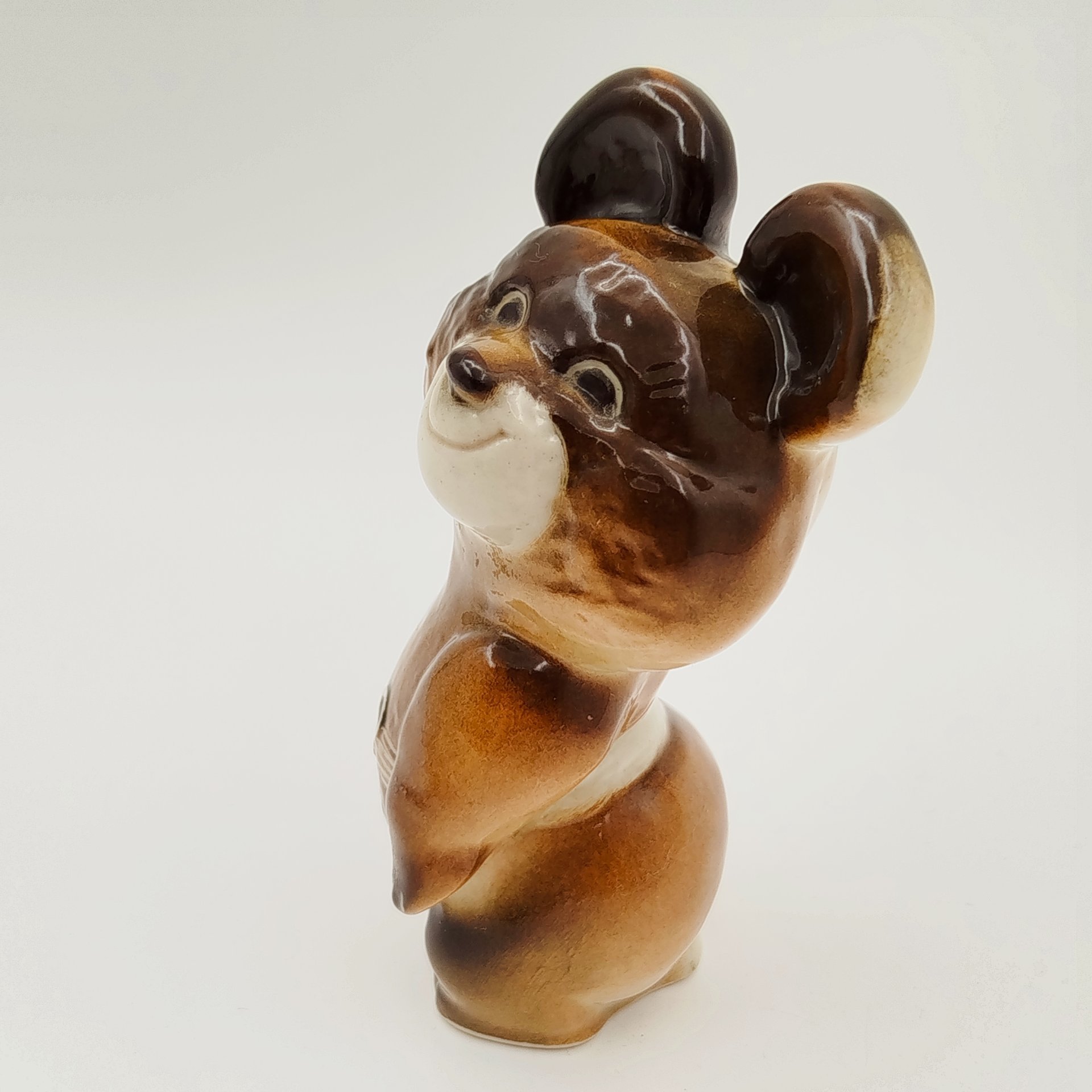 Статуэтка "Олимпийский мишка", скульптор П.П. Веселов, фарфор, аэрография, Ленинградский фарфоровый завод (ЛФЗ), СССР, 1980 г.