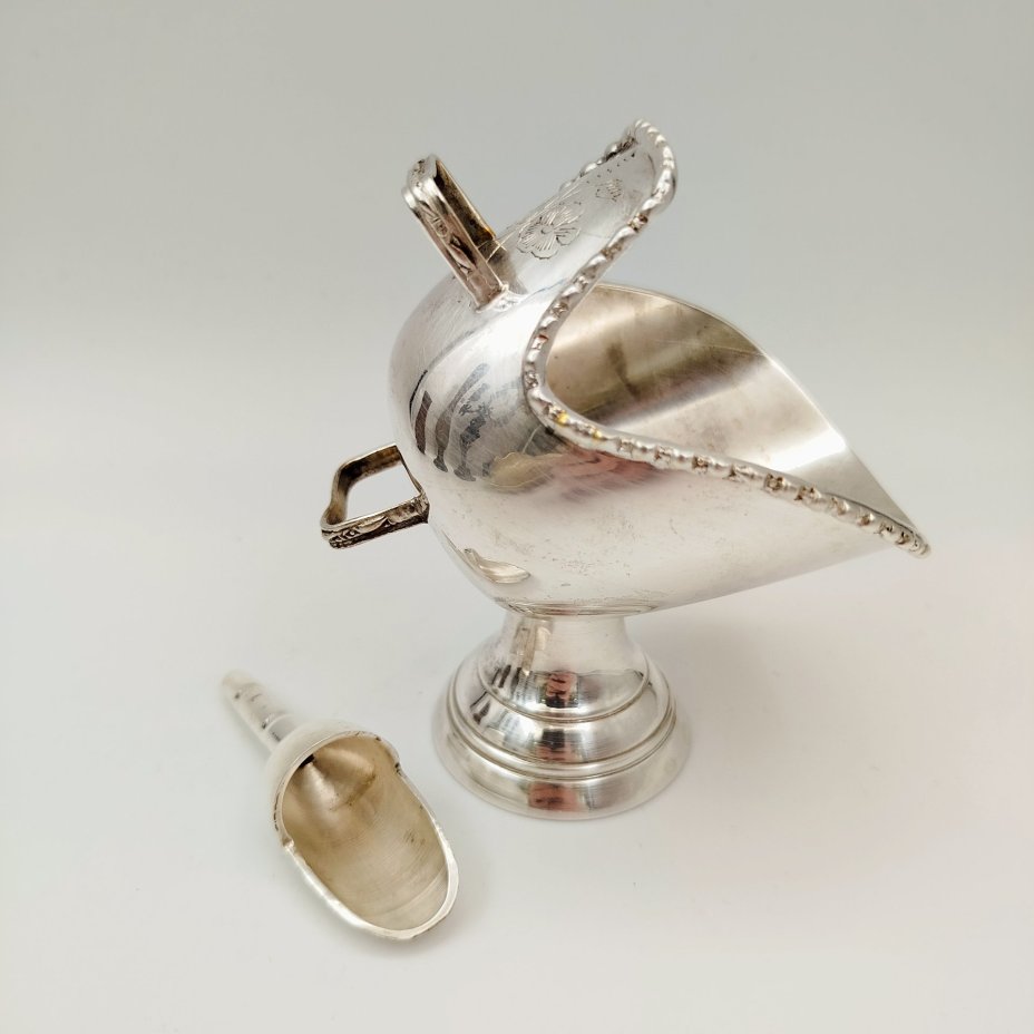 Сахарница в виде ковша с совочком с растительным декором