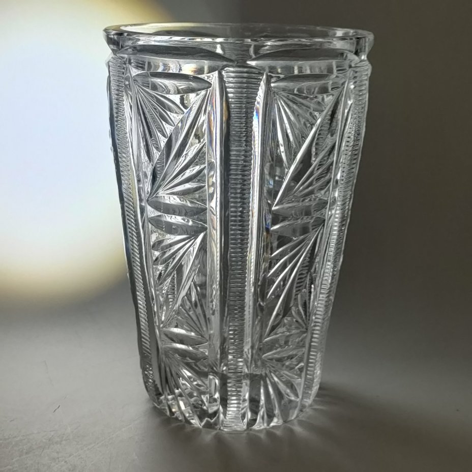 Небольшая ваза для цветов с рельефным растительным декором