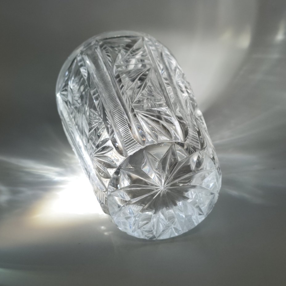 Небольшая ваза для цветов с рельефным растительным декором