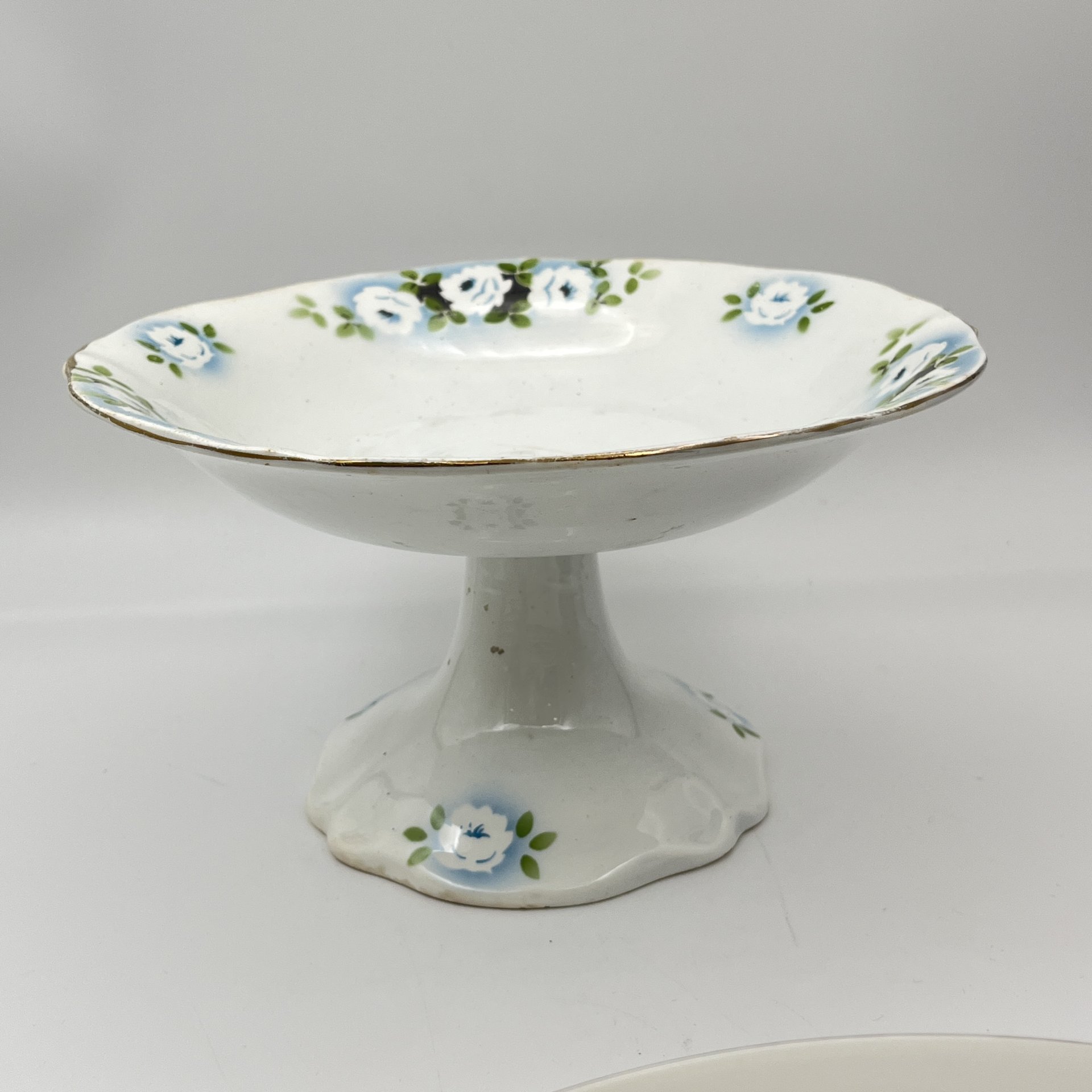 Фруктовница с цветочным декором, фаянс, деколь, золочение, Конаковский фаянсовый завод им. М.И. Калинина (ЗиК Конаково), СССР, 1929-1940 гг.