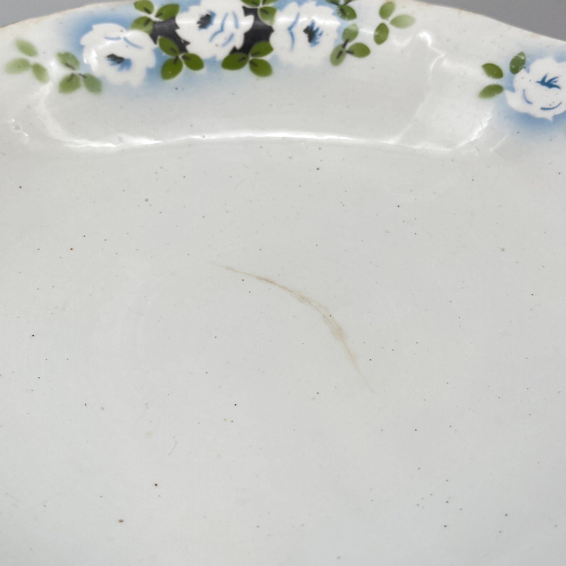 Фруктовница с цветочным декором, фаянс, деколь, золочение, Конаковский фаянсовый завод им. М.И. Калинина (ЗиК Конаково), СССР, 1929-1940 гг.