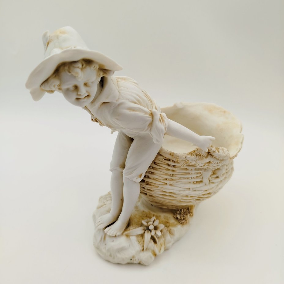 Статуэтка (вазочка) в виде мальчика с корзиной, бисквит, Западная Европа, 1960-1990 гг.