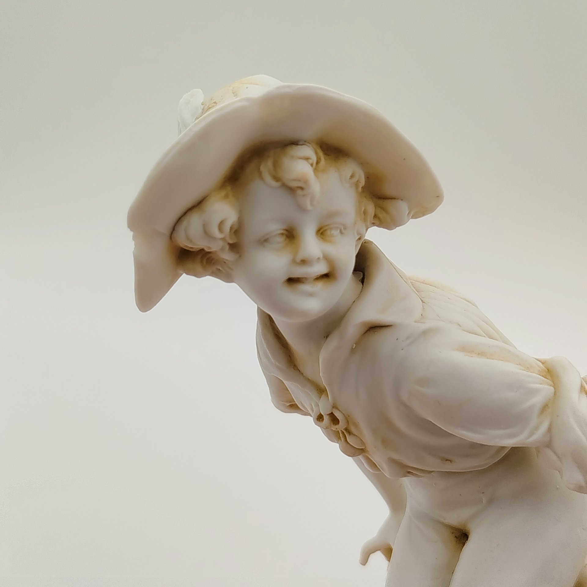 Статуэтка (вазочка) в виде мальчика с корзиной, бисквит, Западная Европа, 1960-1990 гг.