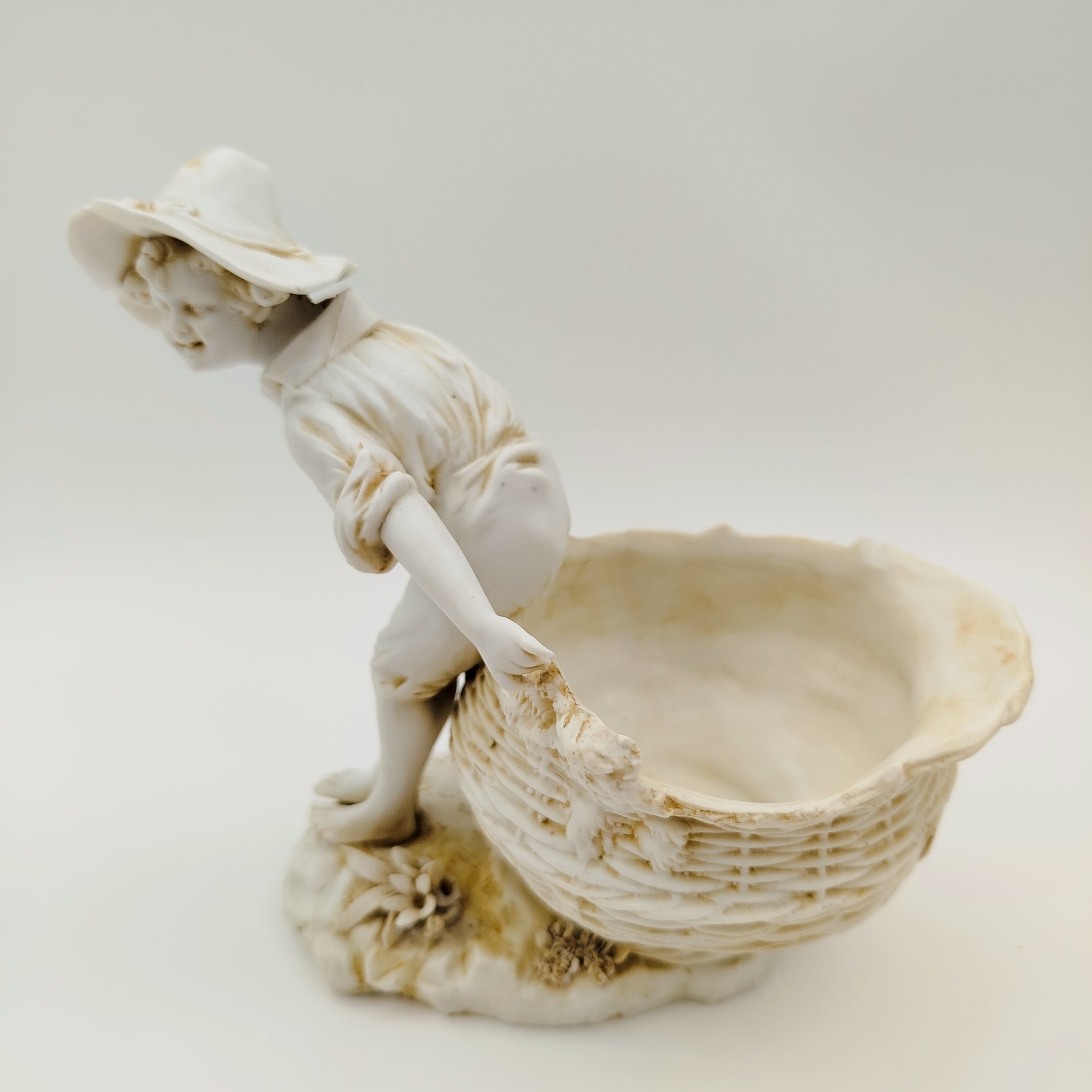 Статуэтка (вазочка) в виде мальчика с корзиной, бисквит, Западная Европа, 1960-1990 гг.