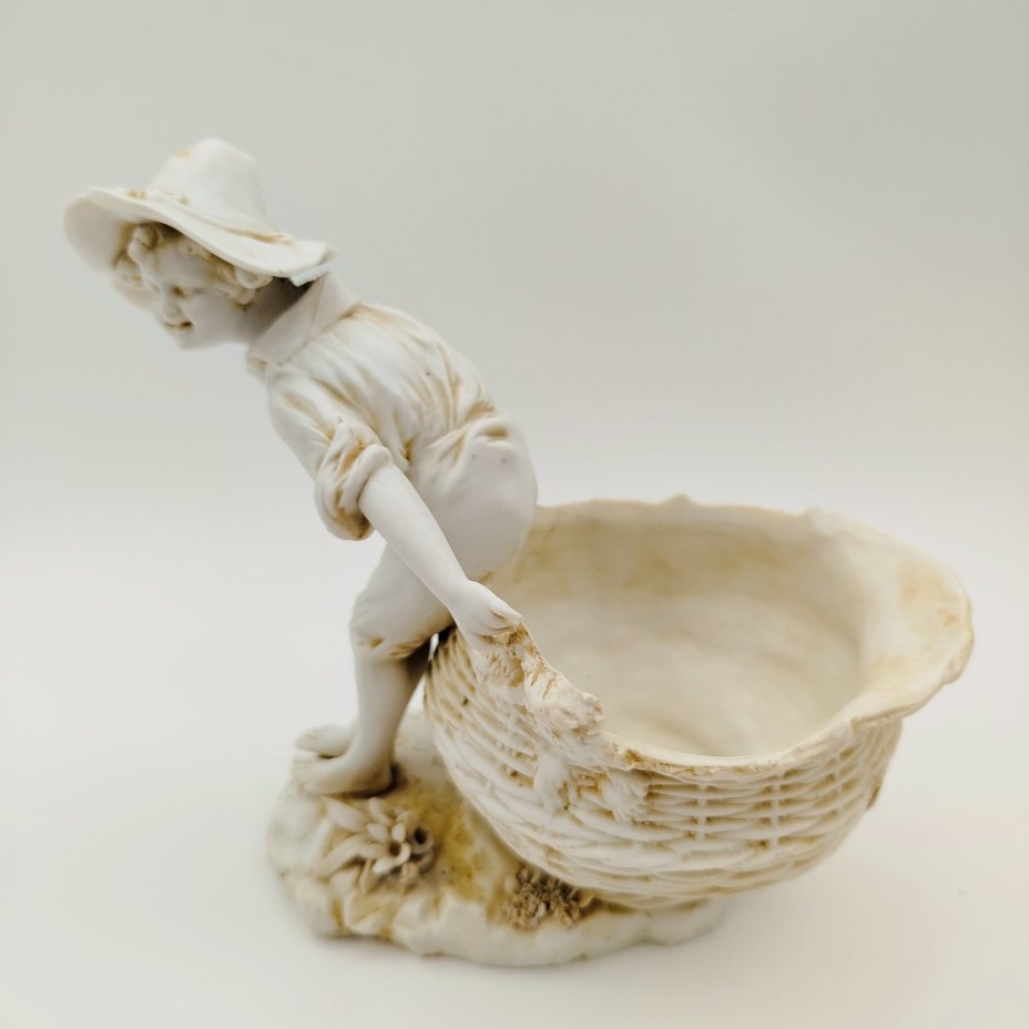 Статуэтка (вазочка) в виде мальчика с корзиной