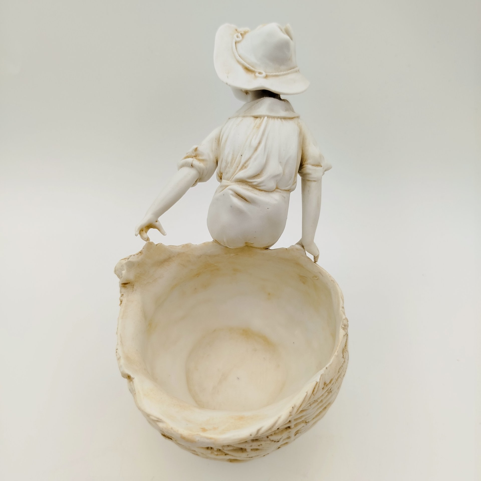 Статуэтка (вазочка) в виде мальчика с корзиной, бисквит, Западная Европа, 1960-1990 гг.