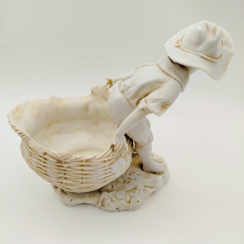 Статуэтка (вазочка) в виде мальчика с корзиной