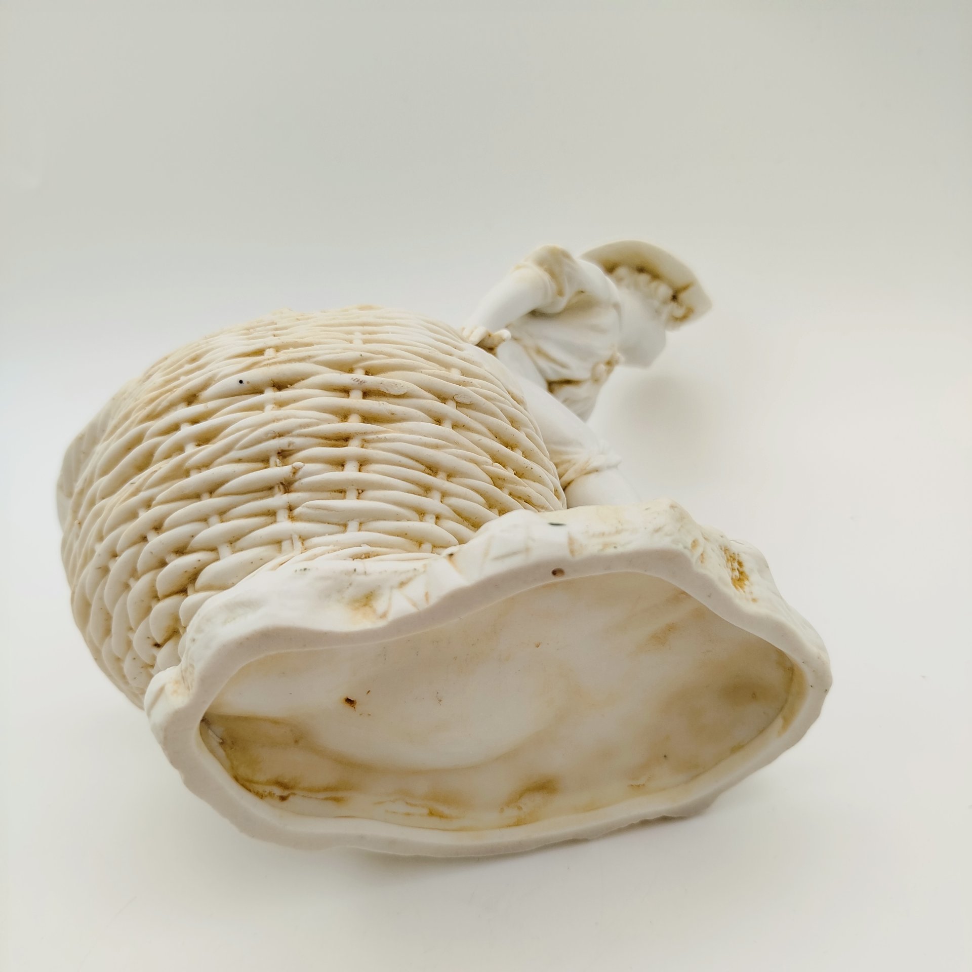 Статуэтка (вазочка) в виде мальчика с корзиной, бисквит, Западная Европа, 1960-1990 гг.